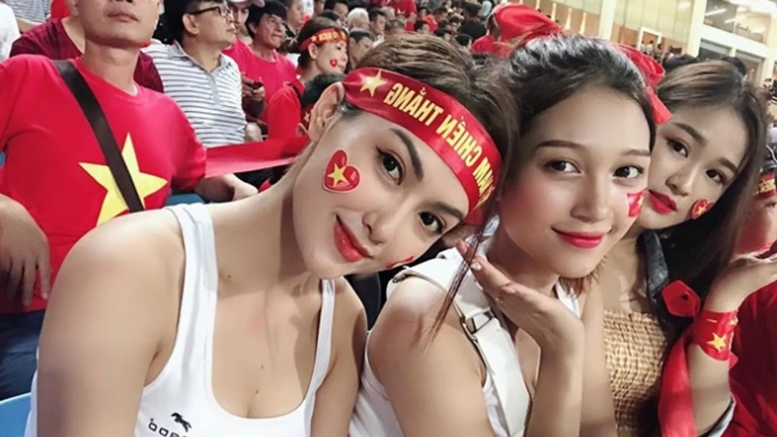 Những kiểu mặc cực hot của nữ CĐV bóng đá châu Á